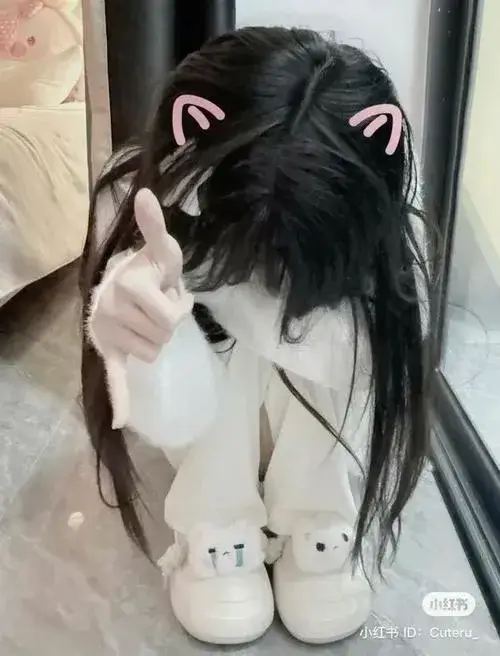 Mỹ nhân nằm sấp tay chống cằm che miệng, tóc đen dài, outfit trắng mỏng.