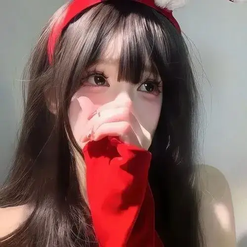 Thiếu nữ che mặt bằng tay trong outfit trắng, tóc dài xõa vai, ngồi trong góc phòng.