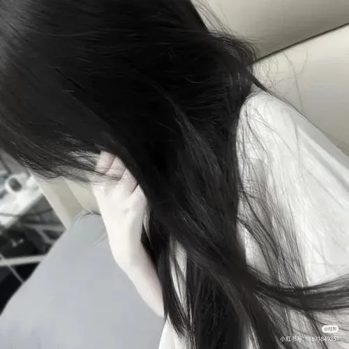 Mỹ nhân dùng tay che miệng trong áo trắng, tóc nâu dài, ánh sáng dịu nhẹ.