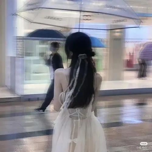 Hot girl mặc áo len xám dài tay che miệng, tóc vàng nhạt, ánh mắt hướng xuống dưới.