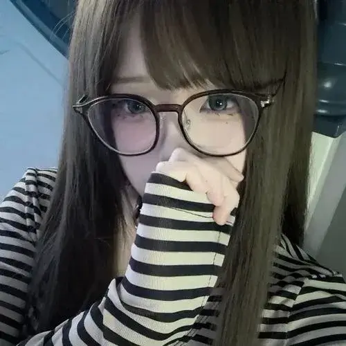 Mỹ nhân dùng tay che miệng trong trang phục trắng, tóc nâu dài với kẹp tóc, không khí trong nhà yên tĩnh.