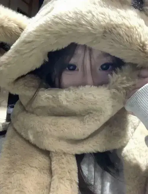 Thiếu nữ đứng quay lưng che mặt bằng tóc, mặc váy ngắn, nền ngoài trời.