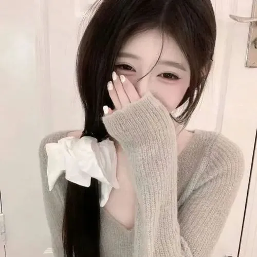 Gái đẹp che miệng bằng tay trong hoodie có tai mèo, tóc đen dài, ánh mắt to tròn.