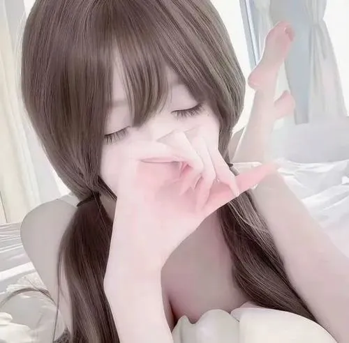 Gái xinh mặc váy học sinh che miệng, tóc nâu dài, ngồi trong phòng với ánh sáng tự nhiên.