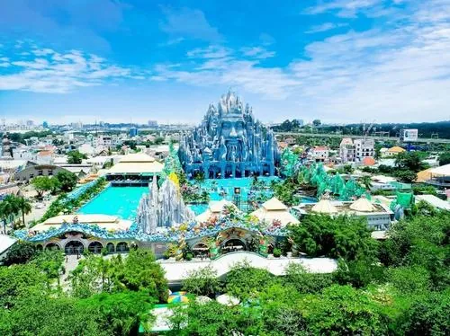 view rừng suối tiên toàn cảnh khu hồ lớn với công trình kiến trúc ở giữa, cây xanh bao quanh tạo cảm giác mát lành đặc trưng khu du lịch sinh thái Khoang Xanh