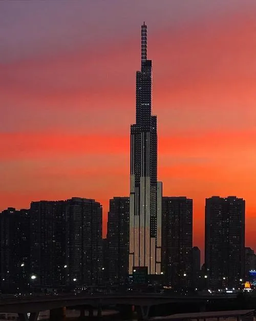 Một góc nhìn gần cho thấy rõ từng lớp kính và cấu trúc tháp, ảnh tòa nhà bó tre mang cảm giác chắc chắn và đẳng cấp