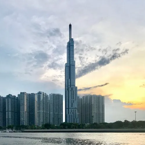 ảnh căn hộ view sông Landmark 81 đứng giữa nền trời xanh nhạt, phía dưới là cụm nhà ven sông tạo bố cục tầng lớp rõ ràng, tổng thể ảnh rất hài hòa