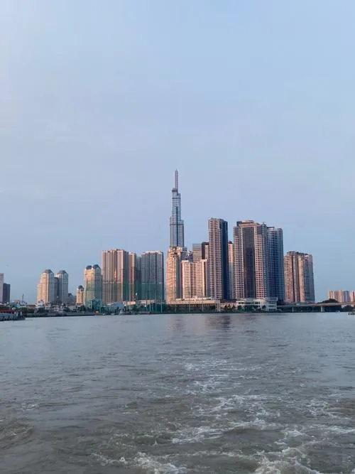 Khung hình ban đêm với ánh đèn đường phía dưới và tháp sáng nổi bật phía trên, ảnh Landmark 81 mang vibe đô thị rõ nét