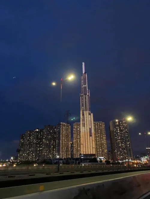 ảnh chung cư skyline góc chụp từ xa với Landmark 81 nằm giữa trung tâm khung hình, bầu trời nhiều mây tạo hiệu ứng ánh sáng rất đẹp