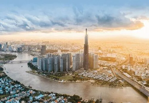 Một khoảnh khắc chụp khi thành phố lên đèn, tháp phản chiếu ánh sáng xung quanh tạo cảm giác lung linh và sang trọng