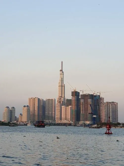 ảnh dự án ven đô Landmark 81 hiện lên dưới ánh nắng nhẹ, mặt kính xanh phản chiếu bầu trời, ảnh tháp Landmark 81 mang vẻ thanh thoát