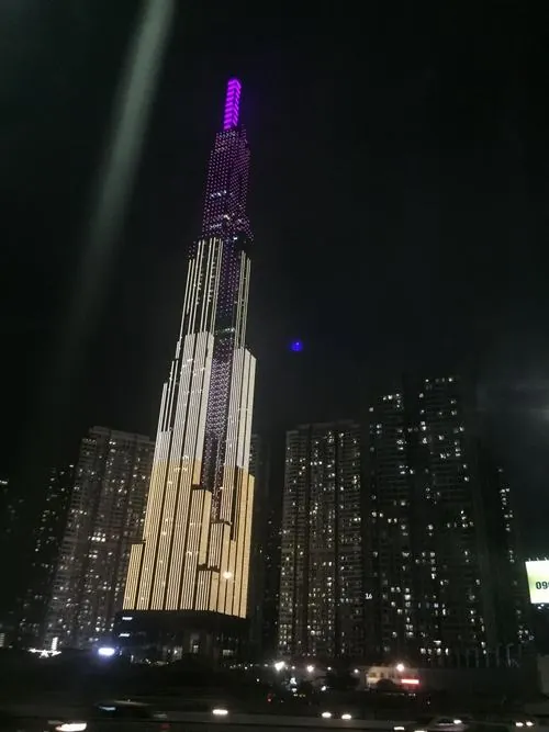 Góc chụp từ xa với toàn bộ khu đô thị phía dưới, Landmark 81 trở thành điểm nhấn chính trong khung hình rộng và thoáng