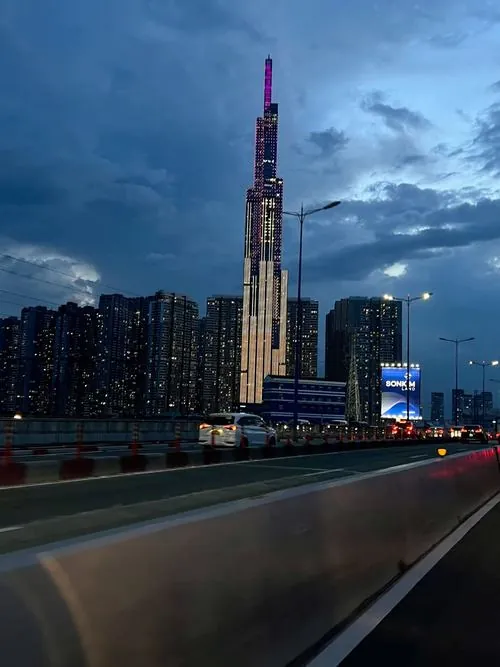 Một bức ảnh chụp lúc trời tím nhẹ, Landmark 81 đứng giữa dãy nhà cao tầng, ánh sáng mềm tạo cảm giác dễ chịu và rất đẹp