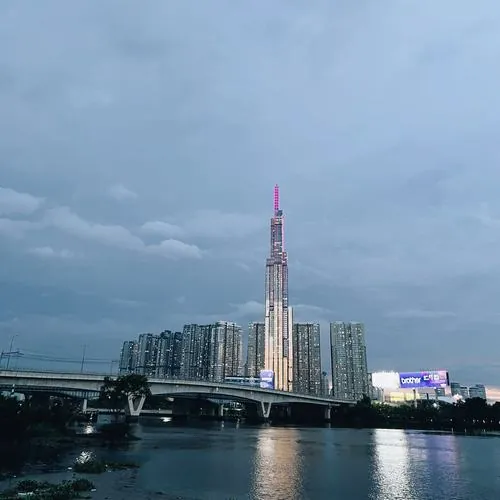 Một góc chụp từ dưới lên cho thấy rõ từng lớp kiến trúc bó tre, ánh đèn trắng chạy dọc thân tháp khiến ảnh tòa nhà cao nhất Việt Nam trông cực kỳ sắc nét