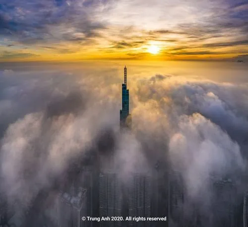 ảnh dự án đô thị Landmark 81 đứng giữa nền mây xám nhẹ, các khối kính xanh tạo hiệu ứng phản chiếu mềm, tổng thể ảnh Vinhomes Landmark 81 mang cảm giác thanh lịch