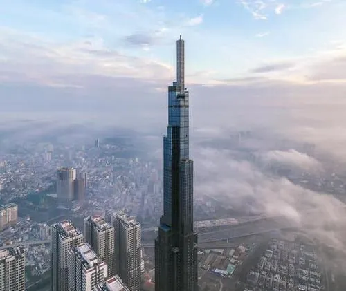 ảnh căn hộ hạng sang góc rộng nhìn toàn cảnh Landmark 81 cùng khu đô thị phía dưới, ánh sáng ban ngày làm rõ từng chi tiết kính phản quang đẹp mắt