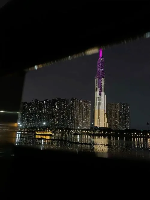 Một khung hình buổi tối với nền trời đen sâu, Landmark 81 sáng rực ánh led tím, tạo cảm giác luxury rõ rệt trong ảnh Landmark 81 Sài Gòn