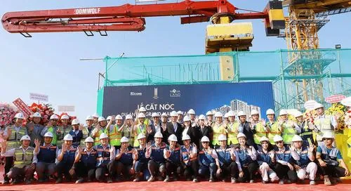 Ảnh nhân viên tập đoàn Nova đứng thành hàng trước khu vực công trường dự án, mũ bảo hộ và đồng phục xanh tạo cảm giác năng động và quyết đoán