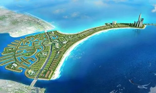 Một góc nhìn cuối cho thấy toàn bộ khu vực ven biển với đường viền cong mềm mại, nước xanh bao quanh làm nổi bật quy mô của siêu dự án biển Cần Giờ