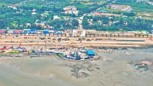 Ảnh dự án Vinhomes Cần Giờ toàn cảnh từ trên cao với nhiều phân khu đang hình thành, hệ thống đường nội khu nổi bật giữa nền đất sáng màu khá bắt mắt