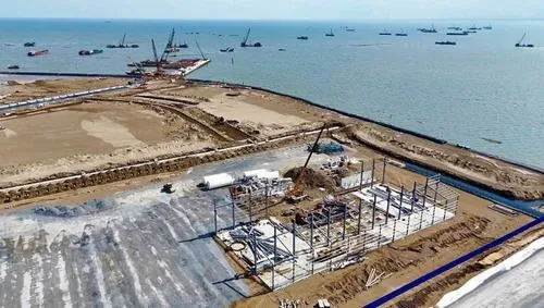 Góc nhìn xa hơn cho thấy toàn bộ khu vực lấn biển như một bán đảo nhân tạo, nước bao quanh tạo điểm nhấn rõ cho quy hoạch khu đô thị du lịch lấn biển Cần Giờ