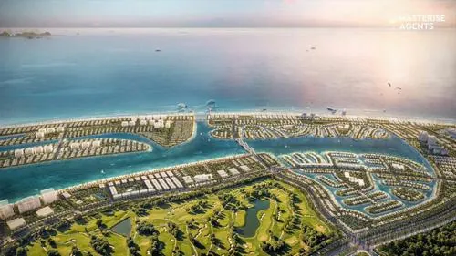 Một bức ảnh khác tập trung vào khu vực gần biển với bờ kè và mặt nước xanh, cảm giác yên tĩnh hơn nhưng vẫn thấy rõ tiến độ thi công đều đặn