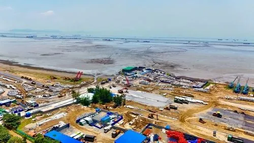 Ảnh Vinhomes Long Beach Resort cho thấy góc nhìn rộng với nhiều khu đất nối tiếp nhau, đường chạy dọc theo biển tạo cảm giác liền mạch và khá sang trọng