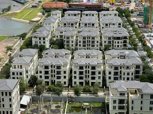 Từ góc nhìn trên cao, khu nội khu xanh mát với lối đi và hồ bơi bố trí gọn gàng, tổng thể khu đô thị Ba Son hiện lên đẹp và khá thoáng