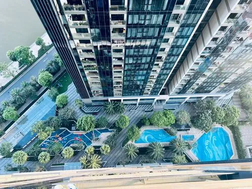 Góc nhìn từ trên xuống khu hồ bơi xanh ngọc và các dãy nhà bao quanh, không gian căn hộ Golden River trông gọn gàng và rất dễ chịu