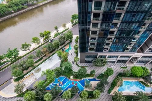 khu đô thị Ba Son góc nhìn từ dưới lên các khối nhà kính xếp lớp, ánh sáng phản chiếu tạo hiệu ứng hiện đại, tổng thể rất sang trọng