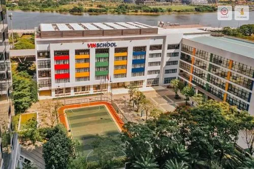 Ngôi trường với kiến trúc nhiều màu nổi bật giữa khuôn viên cây xanh, không gian Vinhomes Tôn Đức Thắng trông sinh động và gọn gàng