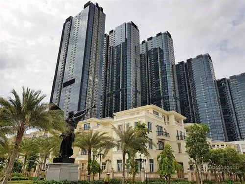 căn hộ Vinhomes Quận 1 cụm tháp cao tầng đứng sát nhau với nền trời xanh, góc chụp xa giúp thấy rõ bố cục skyline khá đẹp