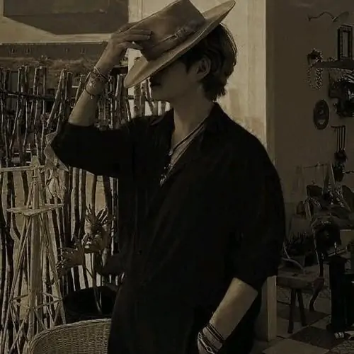 Ảnh avt Facebook chàng trai đội mũ rộng vành cùng sơ mi đen hờ hững đứng tựa mình vào vách gỗ tối màu tạo nên một góc chụp giấu khuôn mặt vô cùng lầm lì.