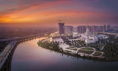 Toàn cảnh khu nước mặn trải dài, vài người đi dạo ven bờ dưới trời xanh, không khí thoáng đãng mang vibe nghỉ dưỡng tại gia của ocean park gia lâm