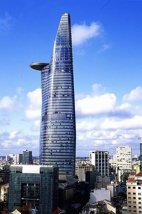 hình chụp Bitexco Financial Tower từ góc rộng cho thấy toàn bộ cấu trúc búp sen, phần giữa phình nhẹ tạo điểm nhấn kiến trúc khá thú vị