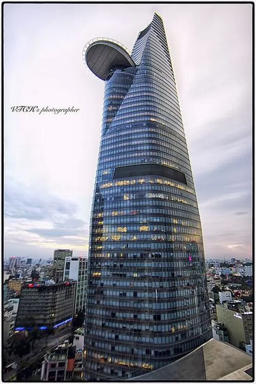 Một góc nhìn phố nhỏ với Bitexco phía xa, sự đối lập giữa nhà thấp tầng và tháp cao tạo nên bức ảnh giàu chiều sâu và cảm giác đô thị rõ ràng