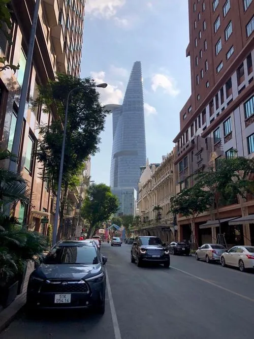 Ảnh chụp ban ngày với nền trời trong, Bitexco đứng giữa khung hình với tông màu xanh bạc tạo cảm giác sạch và rất hiện đại