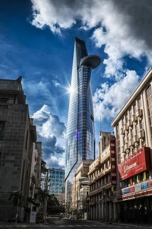 ảnh tòa nhà 68 tầng bắt trọn khoảnh khắc ánh nắng chiếu xiên qua thân tháp, tạo hiệu ứng sáng tối rõ ràng và tăng độ đẹp cho tổng thể