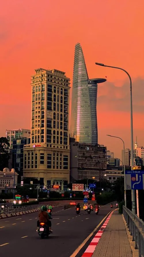 hình chụp biểu tượng Sài Gòn trong ánh chiều dịu, tòa nhà hiện lên với tông màu ấm, tạo cảm giác gần gũi nhưng vẫn giữ nét sang trọng