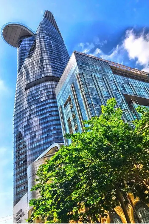 Khung hình bắt trọn tòa nhà búp sen giữa trời trong xanh, các đường cong phản chiếu ánh sáng khiến ảnh Bitexco trông đẹp và hiện đại, nổi bật giữa Quận 1 đông đúc