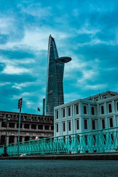 Khung hình đường phố đông người với Bitexco phía sau làm nền, sự chuyển động bên dưới làm nổi bật sự vững chãi và đẹp của tòa tháp