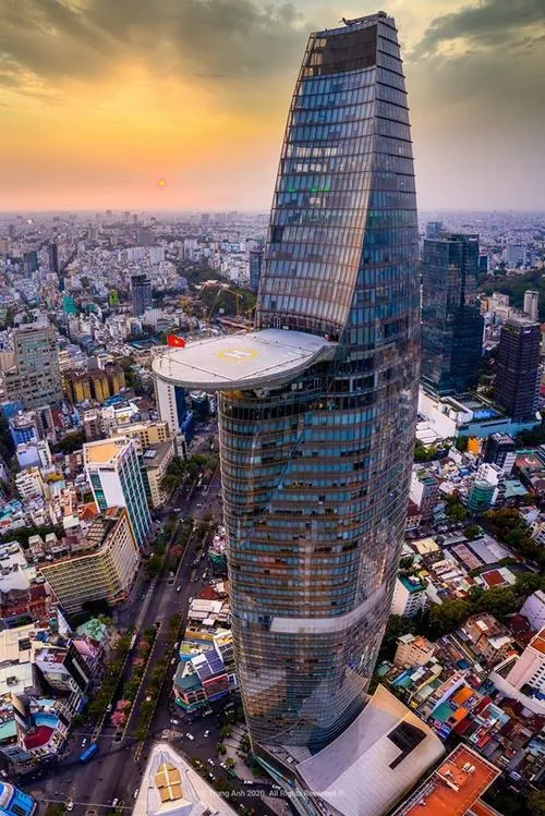 Một góc nhìn từ dưới lên làm nổi bật thân tháp tài chính Sài Gòn với lớp kính sáng, chi tiết sân trực thăng lộ rõ khiến tổng thể vừa đẹp vừa độc đáo