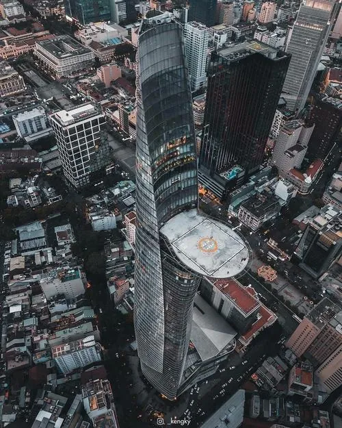 Góc máy nghiêng ghi lại Bitexco với ánh sáng chiều xiên qua mặt kính, tạo lớp phản chiếu đẹp mắt khiến bức ảnh mang vibe sang trọng và có chiều sâu nhẹ