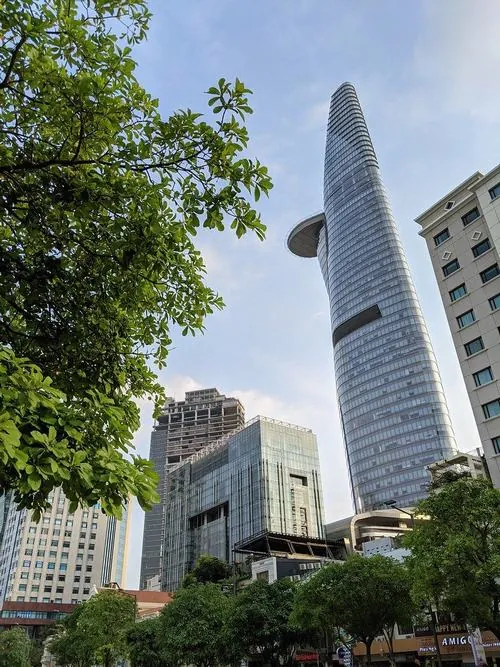 hình nền Bitexco về đêm với ánh đèn city bừng sáng xung quanh, tòa tháp trở thành điểm nhấn nổi bật giữa khung cảnh đô thị lung linh và đầy sức sống