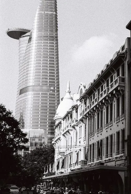 Ảnh chụp từ xa qua sông Sài Gòn, Bitexco hiện lên rõ nét với ánh phản chiếu dưới nước, tạo cảm giác yên bình nhưng vẫn giữ nét đẹp hiện đại