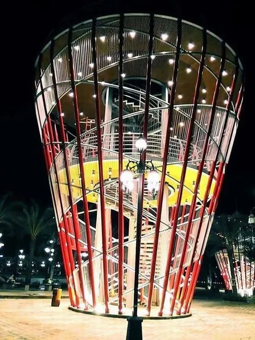 ảnh khu đô thị xanh chiếc khinh khí cầu trang trí nhiều màu treo trong không gian mở, xung quanh là cây xanh và ánh đèn nhẹ tạo điểm nhấn lạ mắt cho khu vườn ven sông Sài Gòn