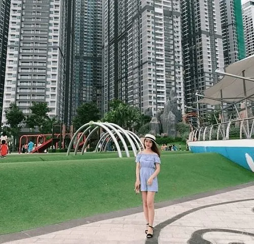 ảnh công viên Landmark 81 sân thể thao ngoài trời với người đang chơi nhẹ nhàng, nền cỏ xanh mịn cùng các tòa nhà phía sau tạo cảm giác hiện đại và năng động