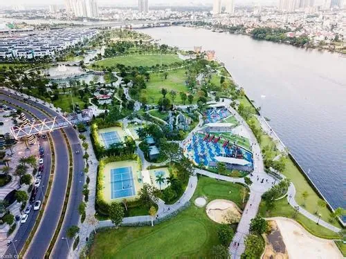 Toàn cảnh từ trên cao cho thấy dòng sông uốn quanh khu đô thị, xen kẽ là thảm cỏ và đường đi bộ, tạo nên bố cục rộng mở đặc trưng công viên Vinhomes Central Park đẹp