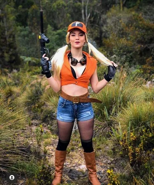 Nàng tóc trắng dài diện trang phục đỏ rực cầm vũ khí giữa ngọn lửa thần thái bốc lửa mạnh mẽ.