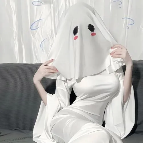 Gái xinh ngồi ghế sofa che đầu khăn trắng lộ đôi mắt hồng tay khẽ nâng vạt tạo dáng đáng yêu giữa tông trắng tinh khôi.